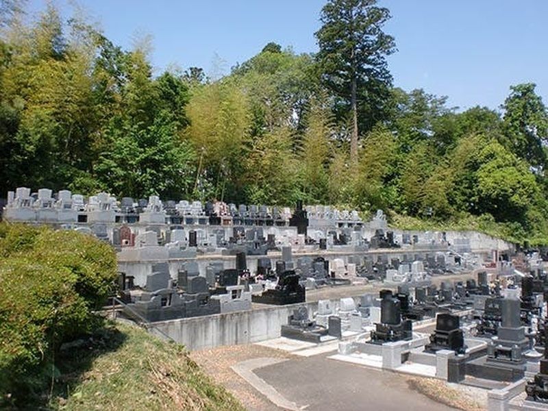 見晴らしの良い高い台にある弘誓寺の一般墓