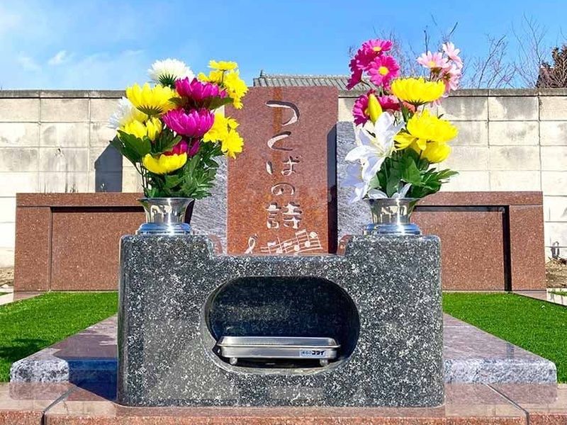 共有の献花台に、献花や線香を手向けることができます