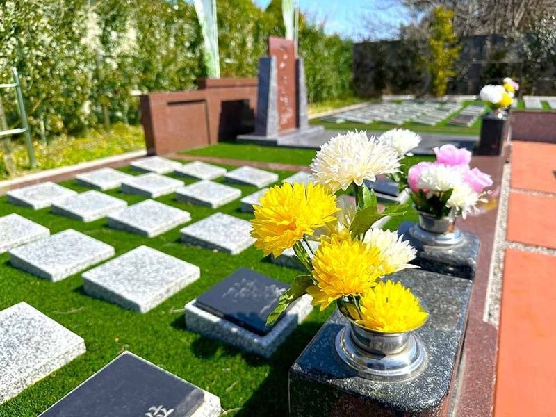 献花が樹木葬を美しく彩ります