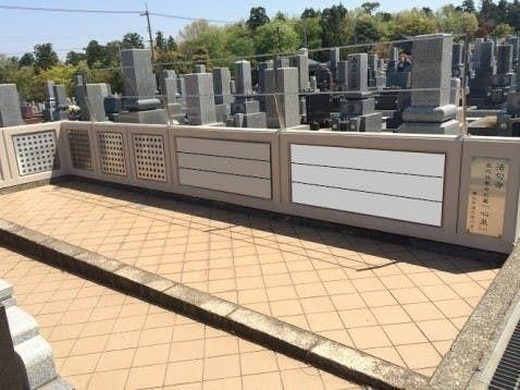 名前が刻字される法名板スペース