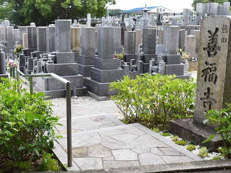 手すりと段差の小さい階段を設置しています。車いすの方同伴でもお入りいただけます