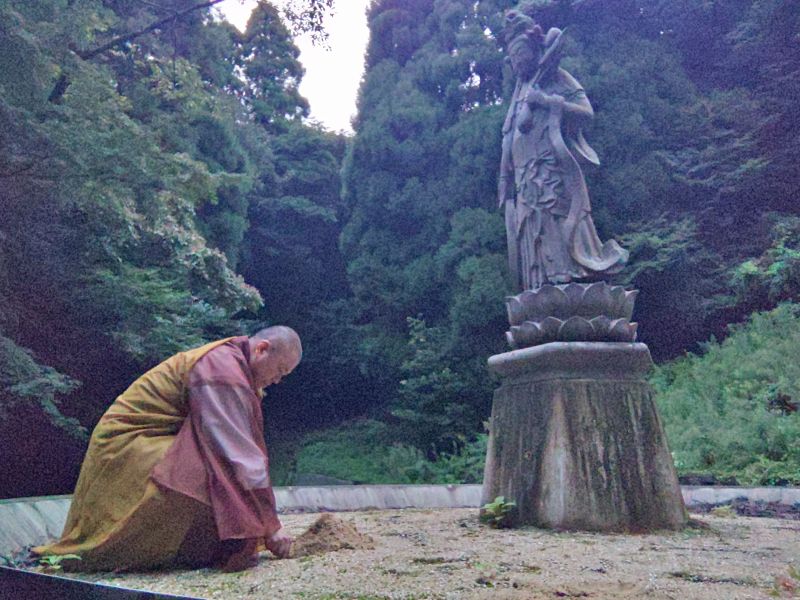 埋葬の様子（散骨ではなく土の中に埋葬します）
