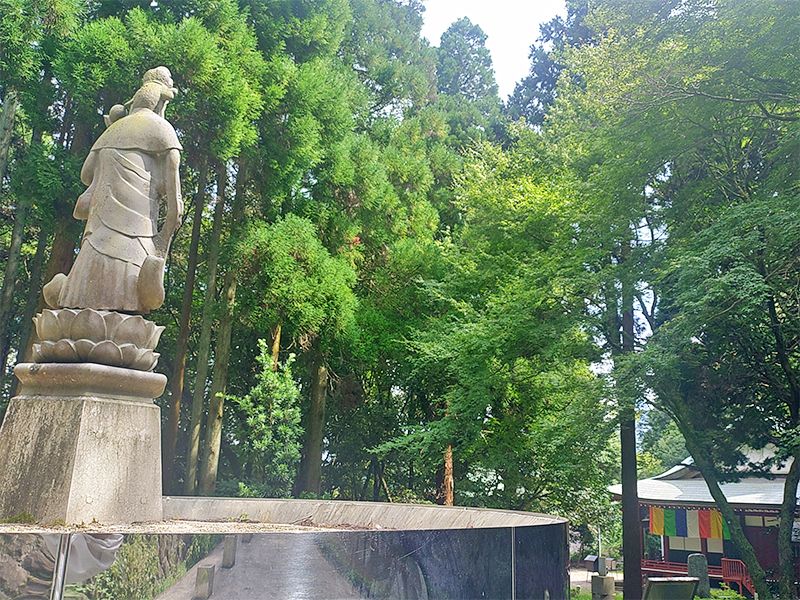 霊山浄土は霊山寺本堂の横にあります