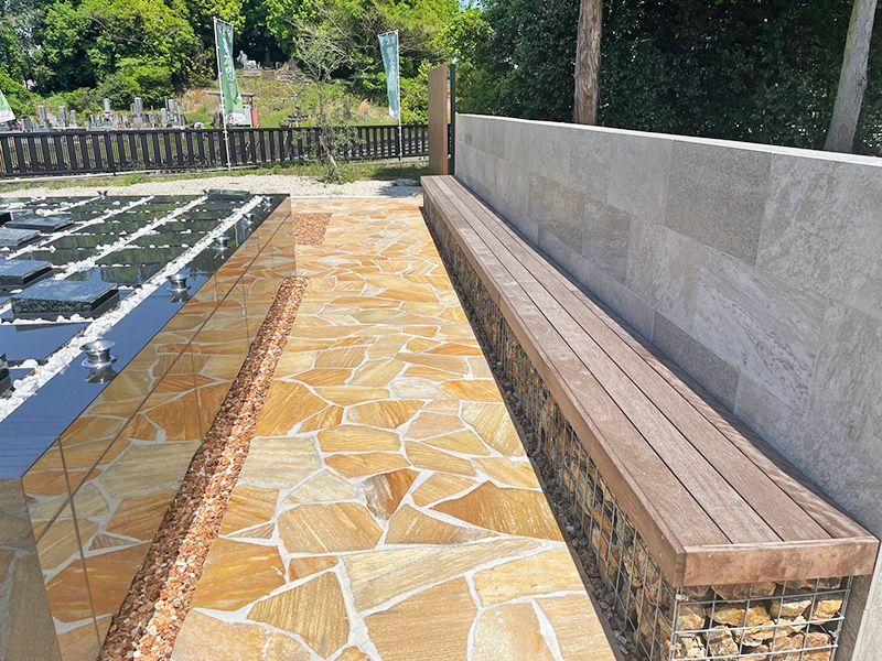 天然木のベンチ