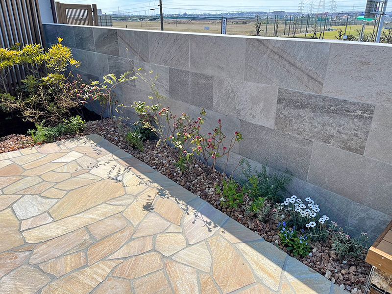 塀やフェンス、砂利などの意匠は高耐久性とデザインを追求