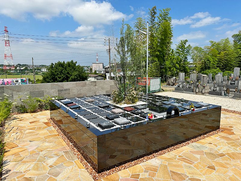 墓石は立ってお参りしてもちょうどいい高さ（70cm）