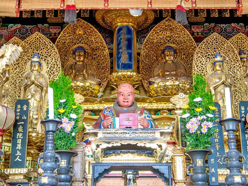 堂内の祭壇と仏像