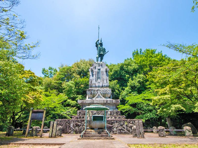 境内の大きな供養塔
