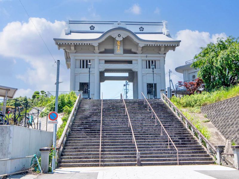 階段上の寺院建物