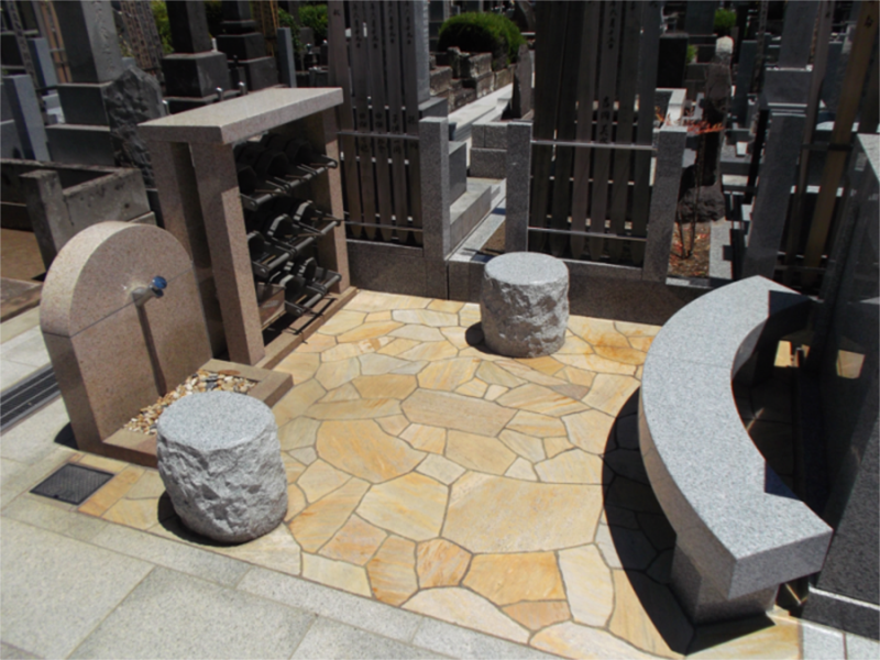 青山墓苑の水場と休憩するためのベンチ