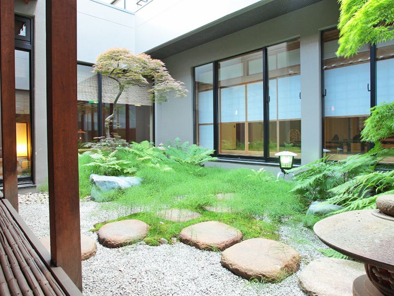 四季を感じる中庭でひとときのやすらぎを。
