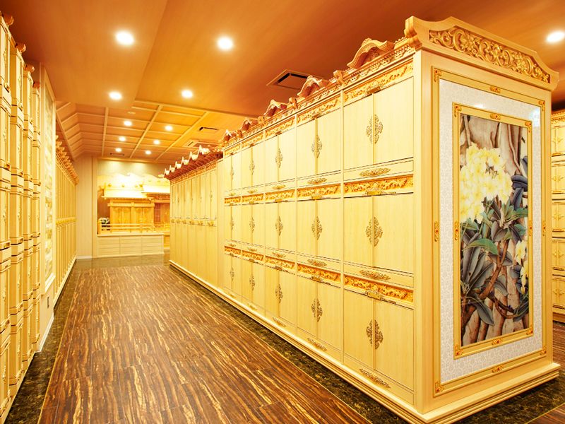 ぬくもりのある木目調の納骨堂