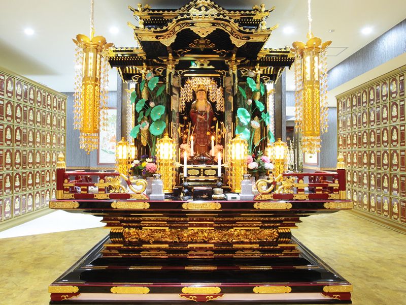 四面仏壇にてお参りいただけます。