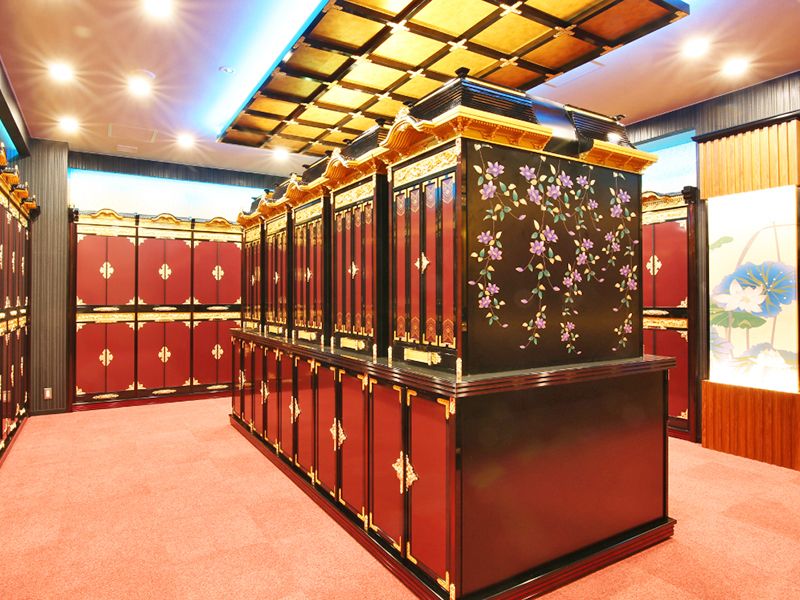 落ちつきのある、朱色を基調とした納骨堂