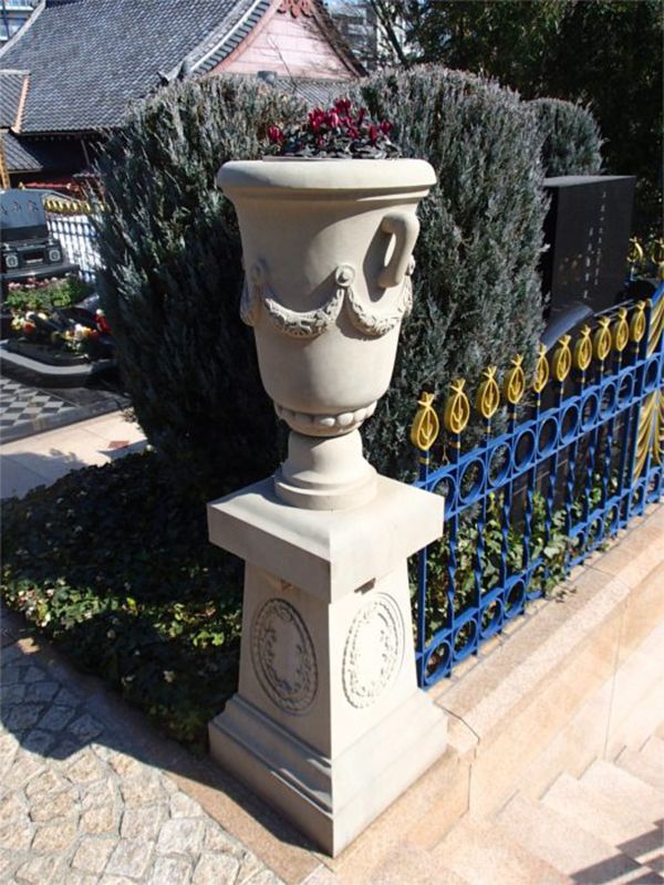 聖和苑　モダンテイストの花壇