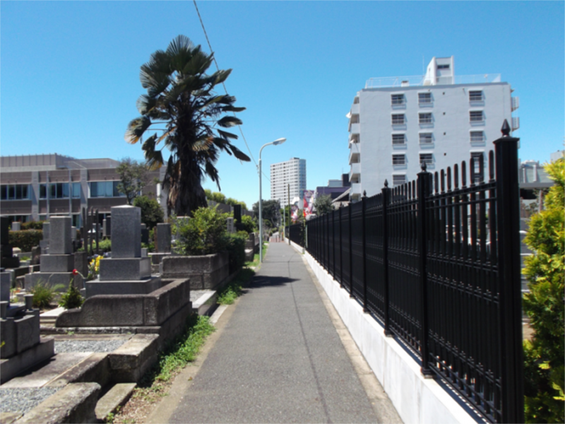 青山墓苑と小道を挟んで隣にある青山霊園