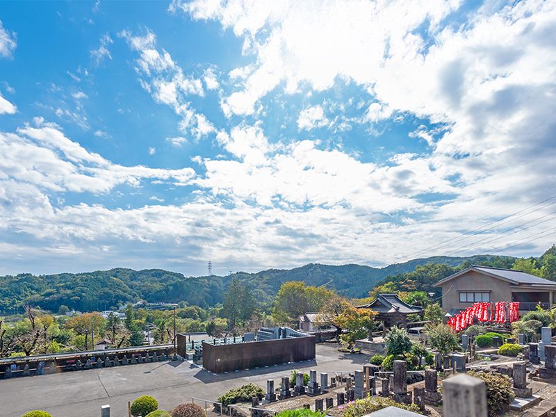 山を望む境内風景