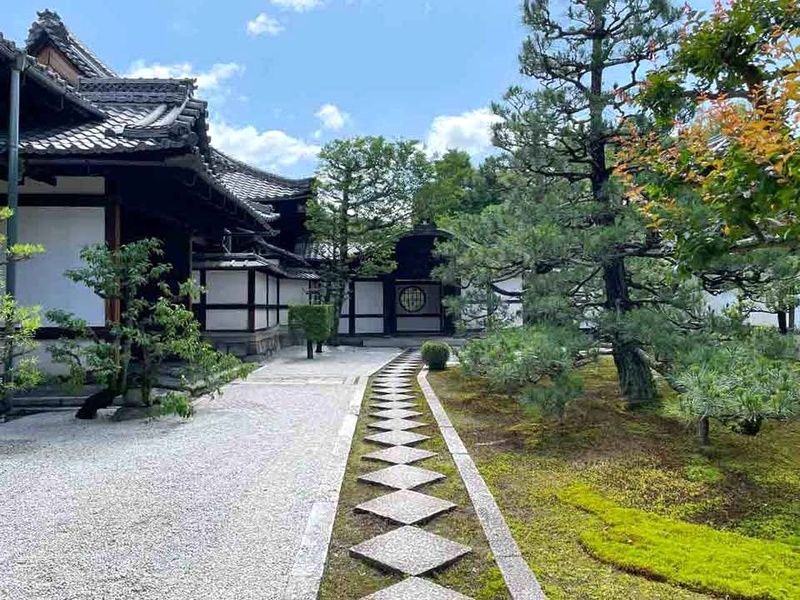 枯山水の庭を抜けて、静けさに満ちた墓参道へ