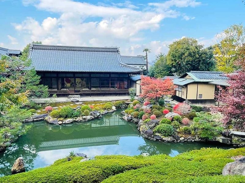 心を映す水鏡、池泉廻遊式庭園