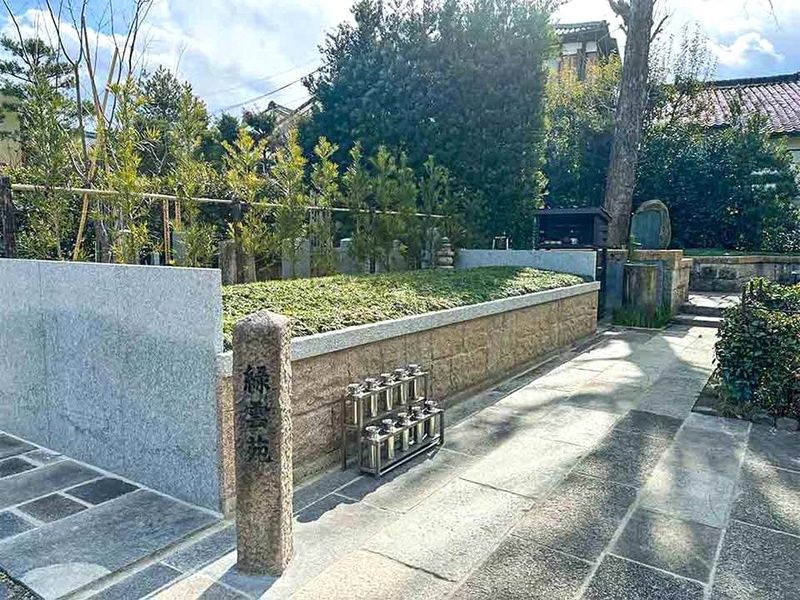 樹木葬　春を待つ心に寄り添う、山桜の樹木葬地