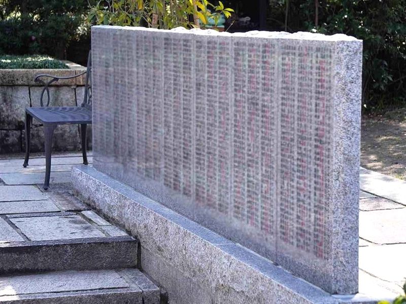 墓苑の傍らに設けた墓碑に、お名前の彫刻が可能です