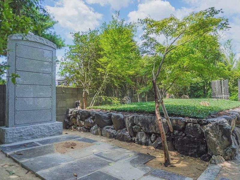 墓苑の傍らの墓碑にお名前を彫刻できます