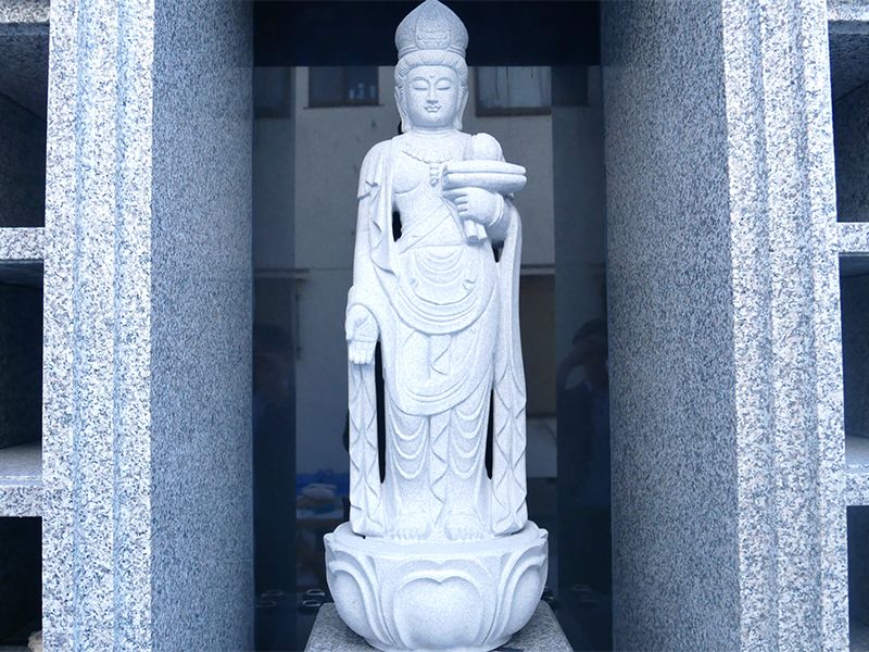 「燈」の中央には観音様が常に御座します