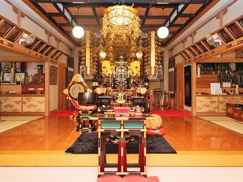 本堂内、御本尊阿弥陀如来像が祀られています