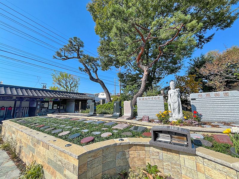 木々と陽だまりに包まれた庭園型樹木葬