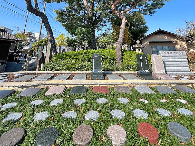 樹齢500年の大欅に見守られながら眠りにつけます