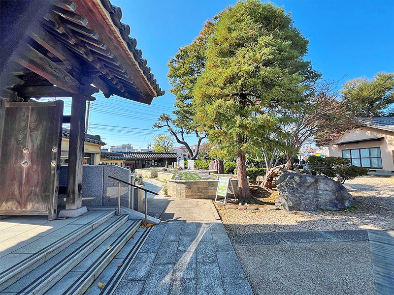 寺院入口すぐ隣に立地しています