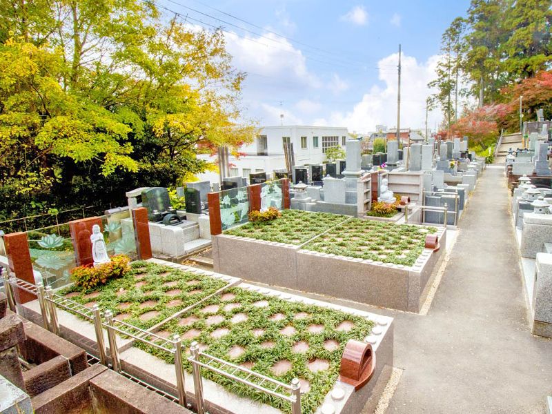 仏像のある樹木葬区画
