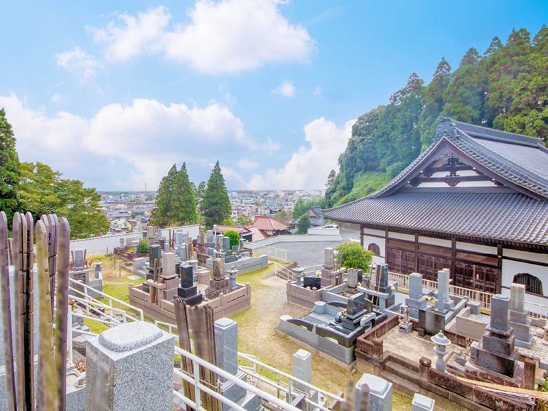 寺院脇の墓地