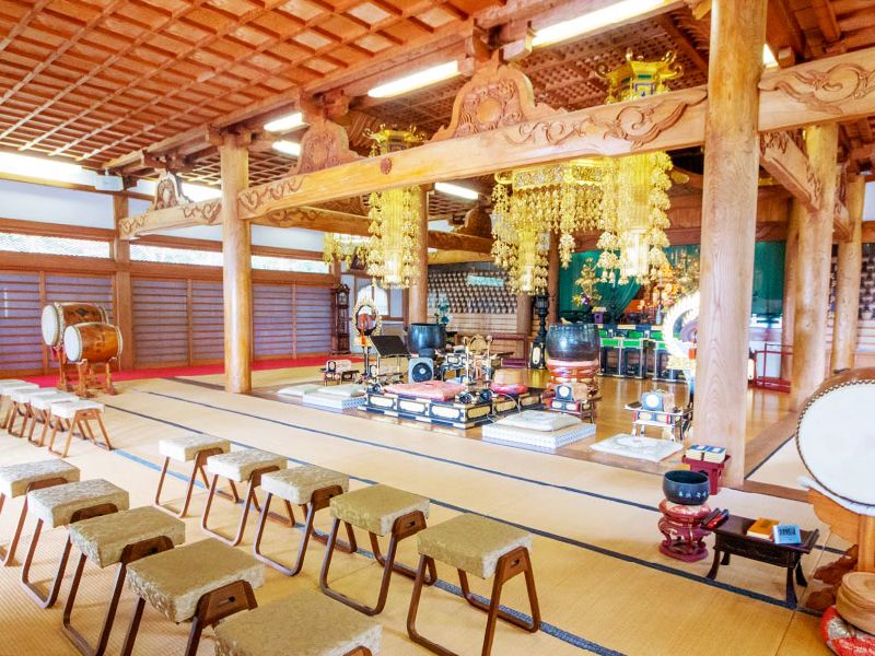 本堂内の椅子席と祭壇