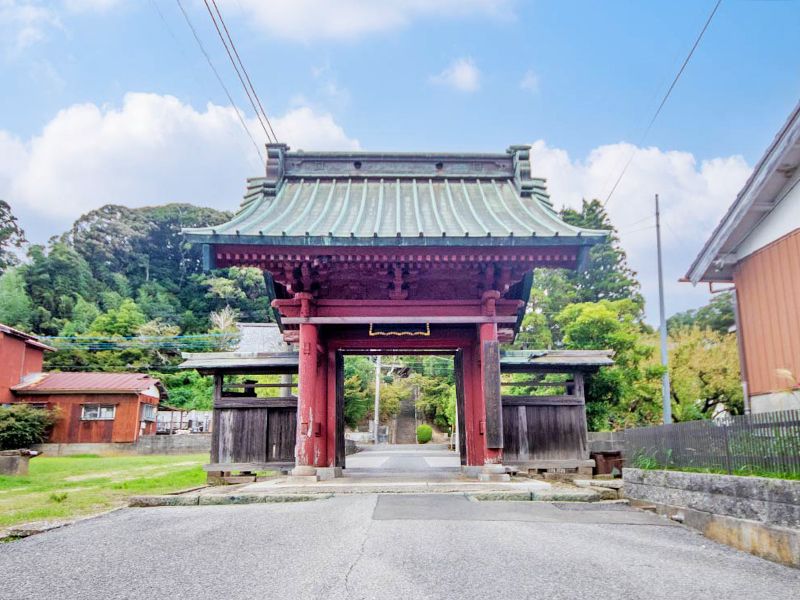 赤い山門の外観
