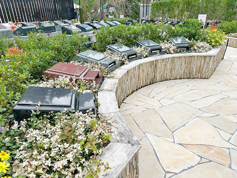 花と緑に囲まれながら眠るガーデニング樹木葬