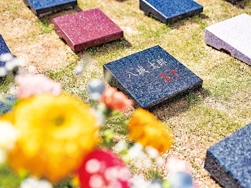 「永遠」は御影石のプレートの元に永遠に眠る「自然葬」型の樹木葬です。