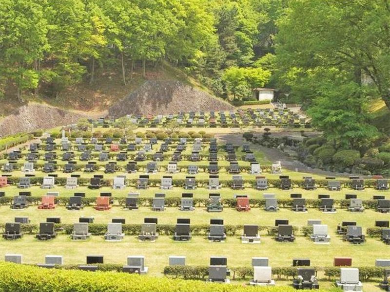 芝生墓所　各区画との間隔が広くとられており、ゆったりとお参りができます