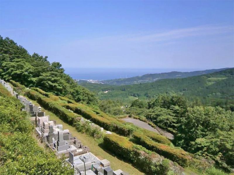 墓域全景　日当たり良好な園内