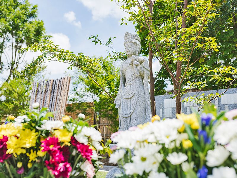 樹木墓：菩薩様が見守ってくださります。