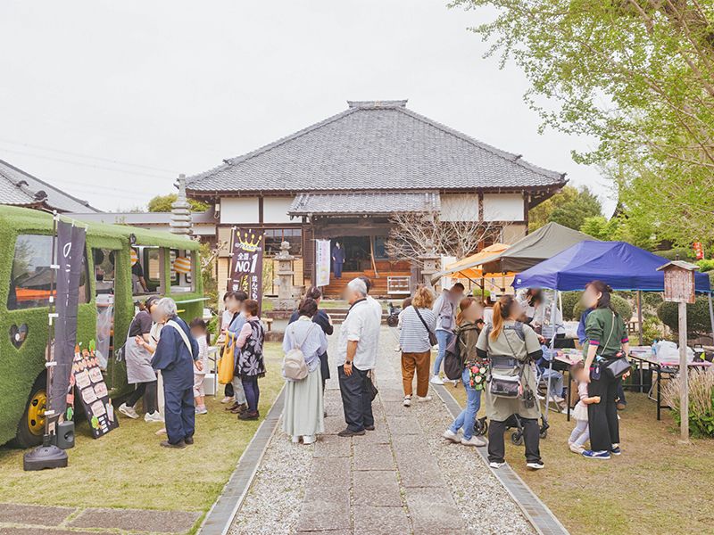 4月に開催されるお祭り「あま茶祭り」の様子です。