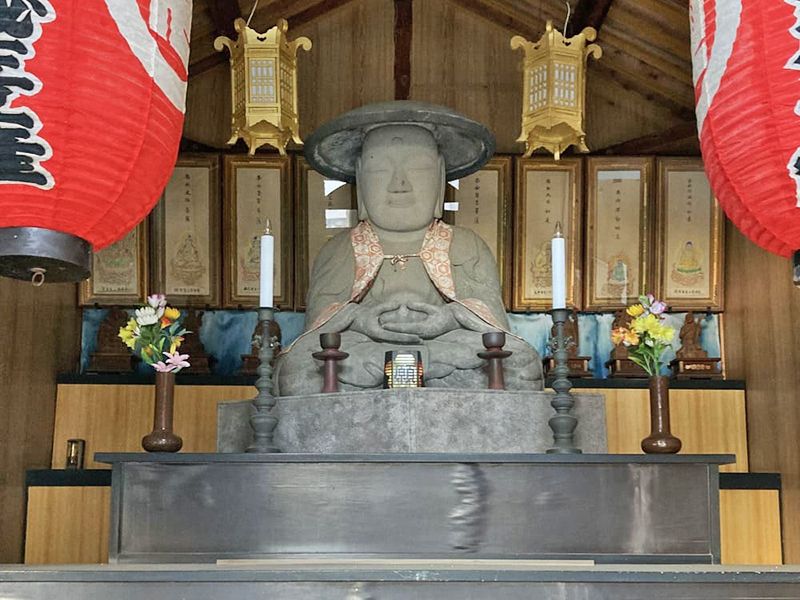 延命地蔵として信仰を集める笠被り地蔵尊