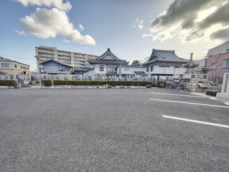 樹木葬の目の前に広い駐車場完備
