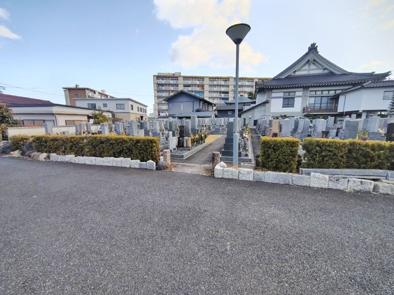 駐車場から樹木葬まで段差が無く、車いすでも安心です。