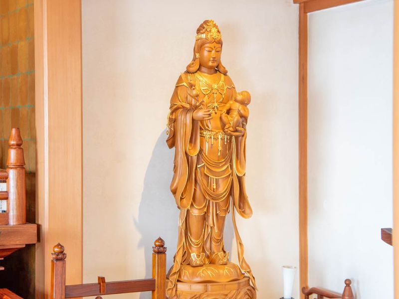 室内の金色仏像