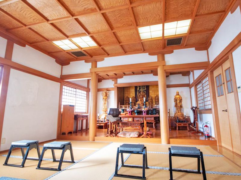 堂内の椅子席と祭壇