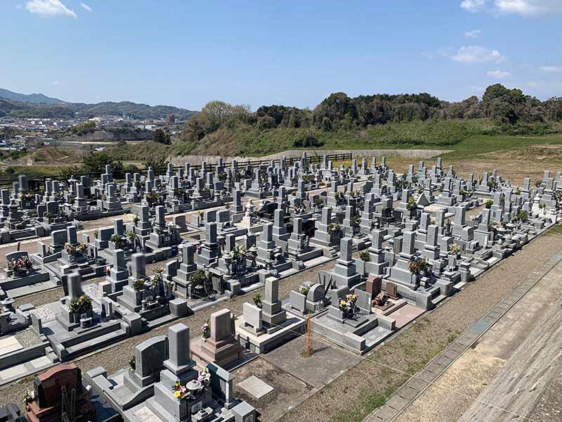 今治市営 大谷墓地　様々なデザインの墓石が建立