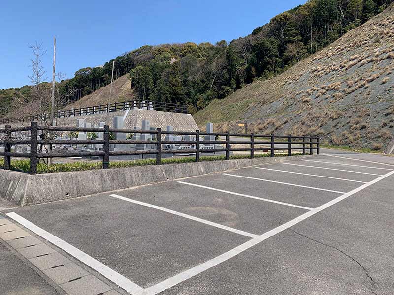 今治市営 大谷墓地　墓域横にある駐車場