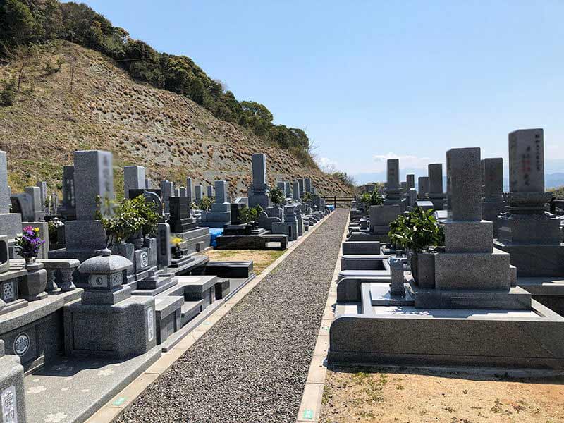 今治市営 大谷墓地　平坦に舗装された参道