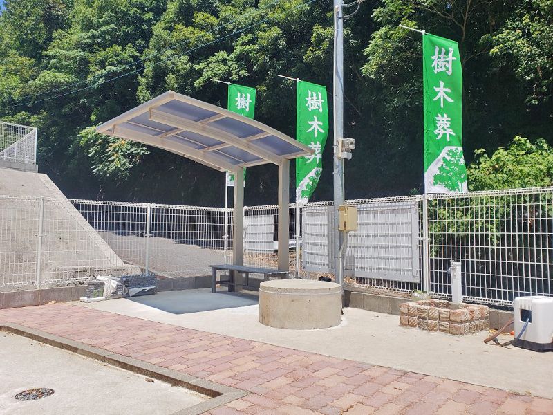 ベンチと水道